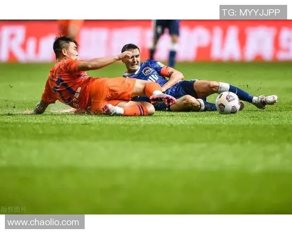 广岛三箭与东京队激战正酣比分悬念持续引发球迷热议